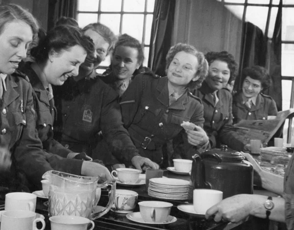 WRVSA&HC/WRVS/HQ/P/SWH/CHST005 - WVS serve tea Chester House Club, London 1939-1945