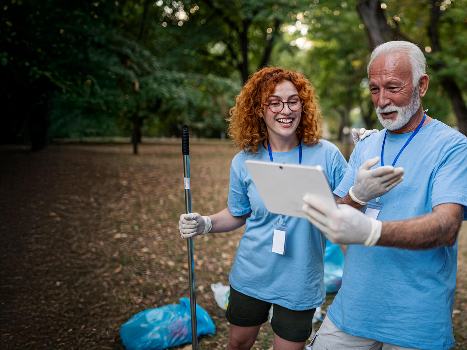 A couple of employees volunteering in the countryside 